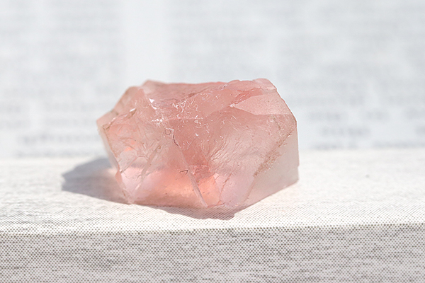 超入手困難！フランス・モンブラン産ピンクフローライト原石-002水晶