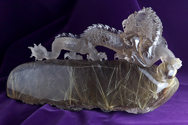 特選品】ルチルクォーツ彫り物（五爪龍）台座付き-043水晶クラスター