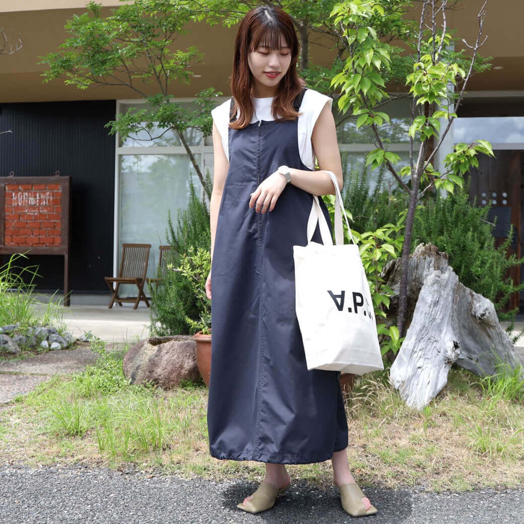 A.P.C. アーペーセー Laure ブラックロゴトートバッグ｜BORN FREE