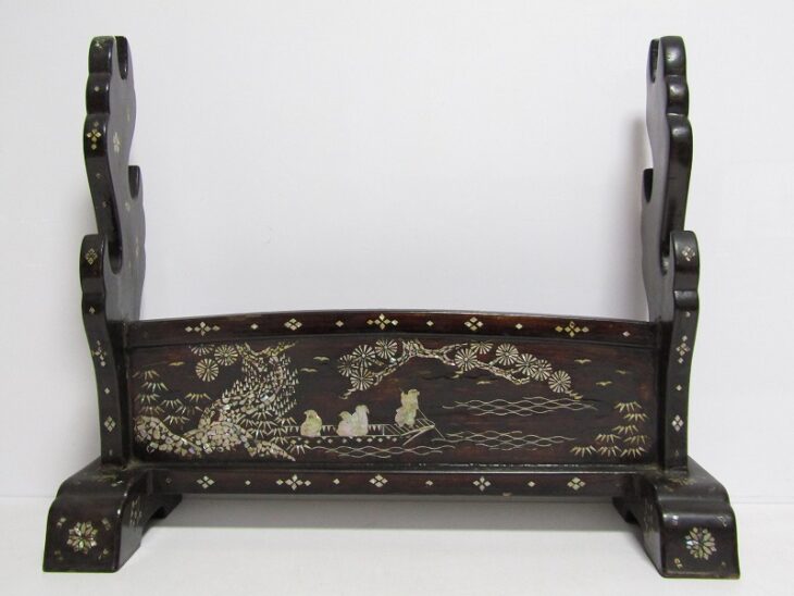 東京都小金井市にて、時代 武具 豪華 螺鈿細工の刀掛などの刀装具