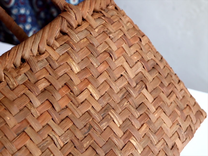 やまぶどう籠バッグ 白皮8mm 横長 巾34cm 高さ（本体）23cm 重さ370g