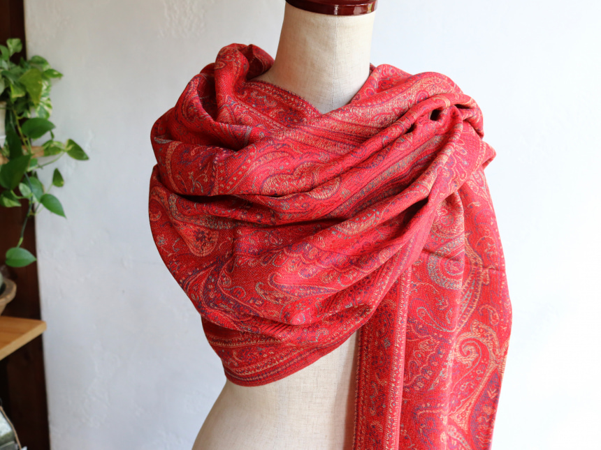 ペイズリー柄の大判ストール 艶のあるなめらかな織り朱色 赤 レッド