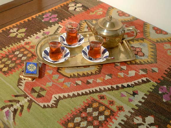 テーブルの上をキリムでアレンジ – キリム専門店 ガラタバザール