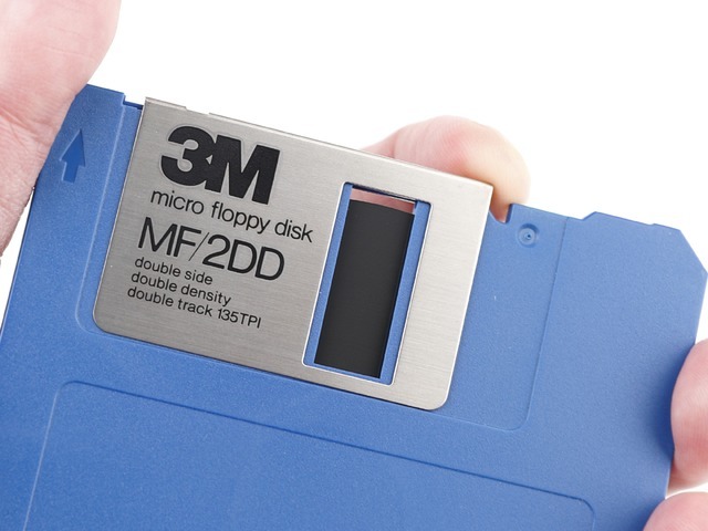 最初に標準規格化された3.5インチFD「倍密度マイクロフロッピー