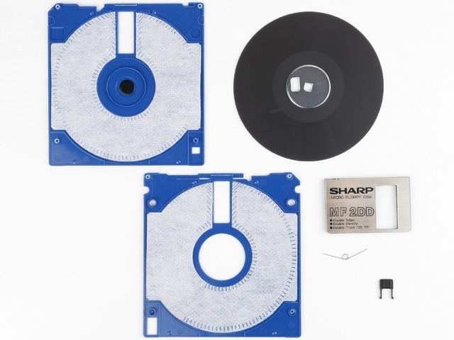 最初に標準規格化された3.5インチFD「倍密度マイクロフロッピー