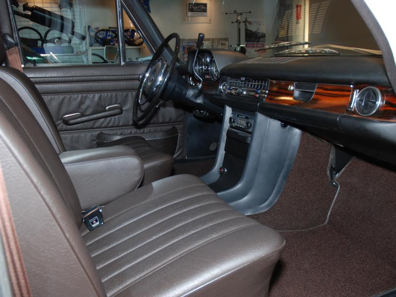 メルセデスベンツ|コンパクト|250(W114)タテ目コンパクトの中古車