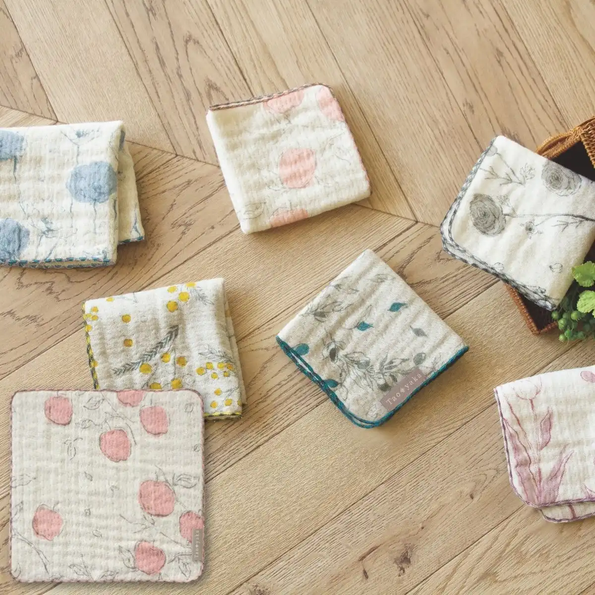 Taoyaka たおやか りんご 4重 ガーゼ織 ハンカチ｜ギフトプラザオンライン