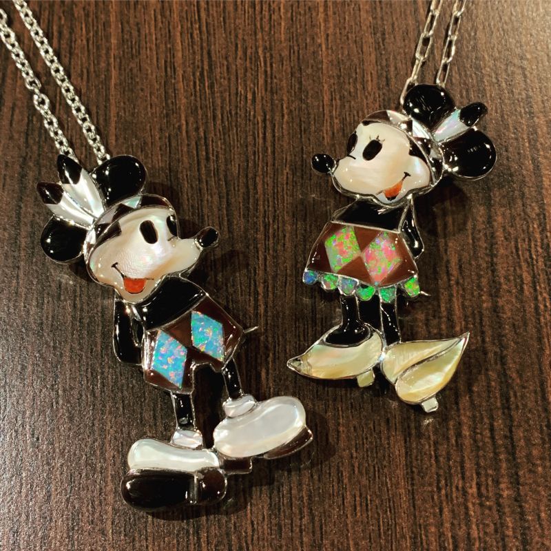 大人気キャラクターをモチーフにしたズニ族トップアーティストの一人