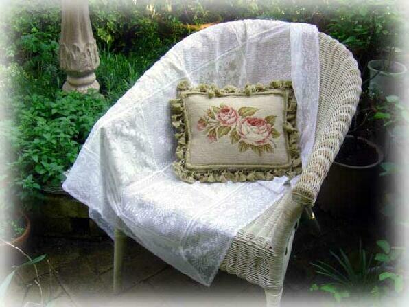 ニードルポイント刺繍とコットンレースのヴィクトリアンクッション