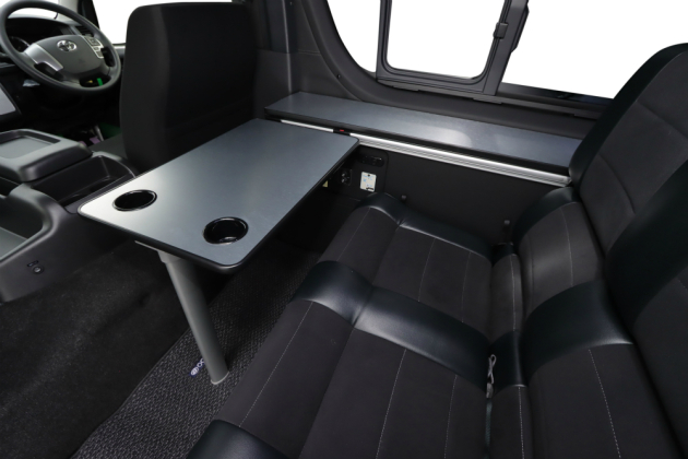 着脱工具不要なサイドテーブルをハイエース200系に装着！｜トランポ