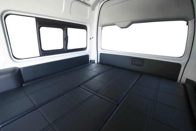 ハイエースDXグレード内張りパネルにレザーを貼る施工紹介！｜トランポ