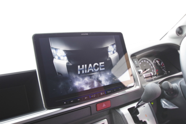 ハイエースにアルパインビッグX装備！音響も強化！｜トランポ