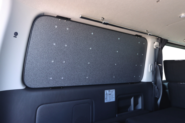 ハイエース左右の窓にパネルやパイプラックでカスタムしました