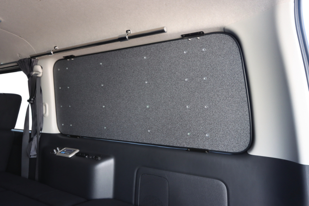 ハイエース左右の窓にパネルやパイプラックでカスタムしました