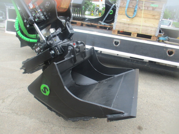 日立建機ZX135US-7にチルトローテーターX18(グリッパー付)取付｜建設