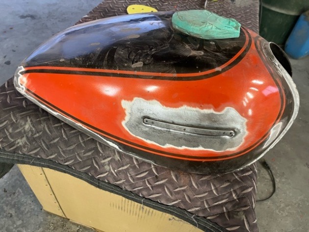 SさまのカワサキZ1 火の玉カラーの燃料タンクリフレッシュペイントです