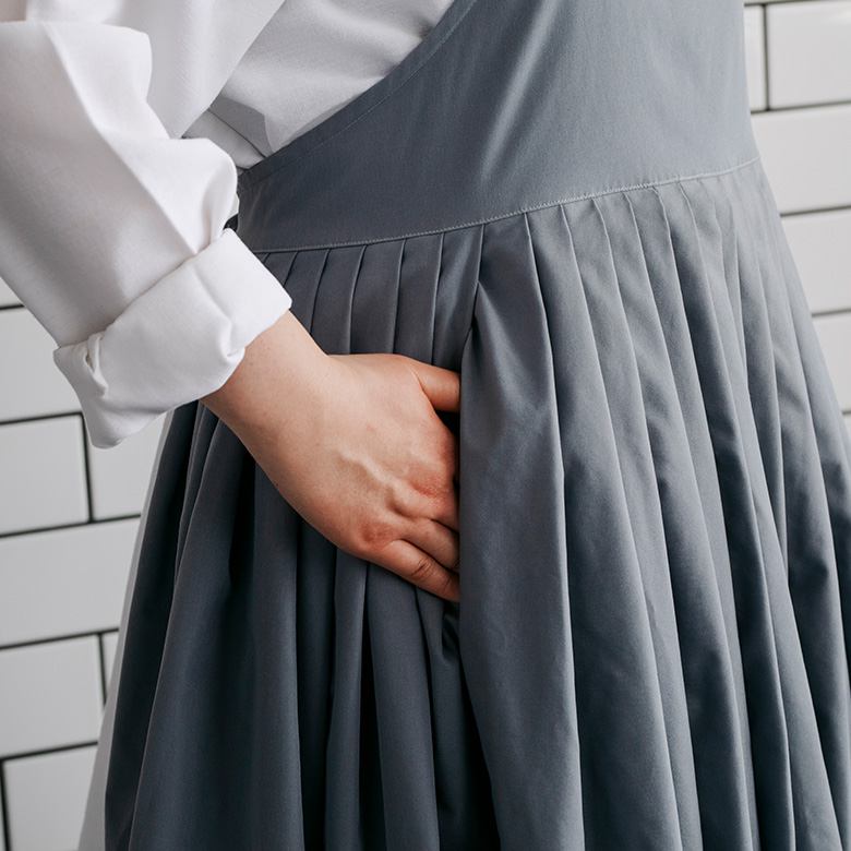 DEAN＆DELUCA×BEAMS COUTURE フレアのエプロンドレス チャコール