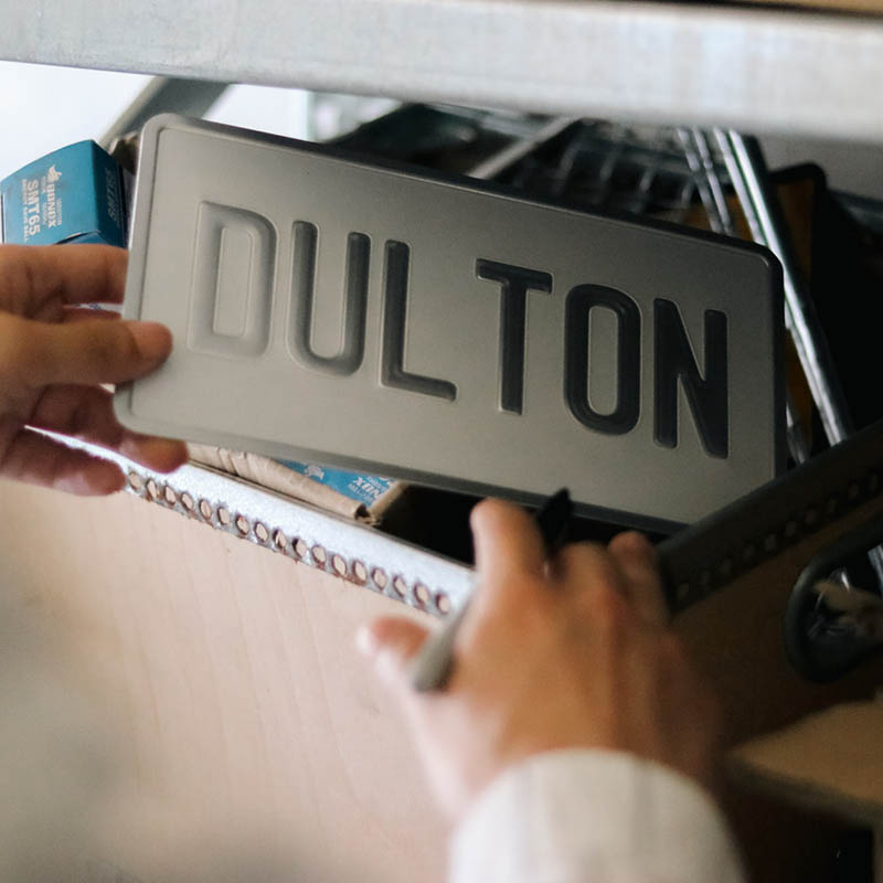 DULTON ONLINE SHOP | EMBOSS HOUSE PLATE YELLOW/BLACK(YELLOW/BLACK