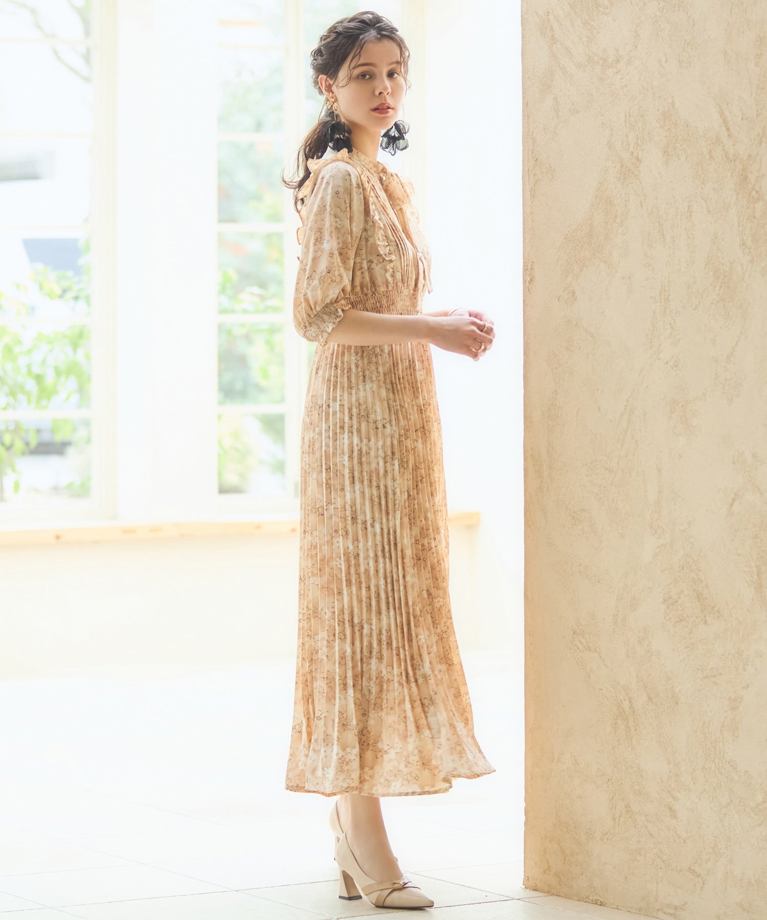 ワンピース 花柄 レトロ柄 半袖 プリーツ ミモレ丈 ベージュ – [公式