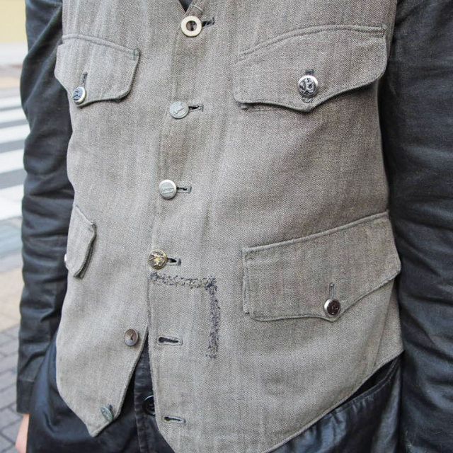 1930's フランス 2本針シンチバック付き動物ボタンブラック