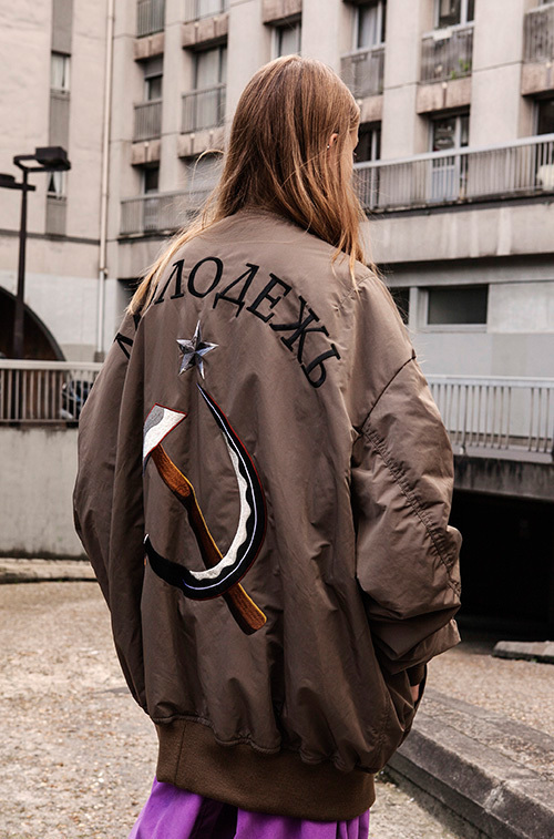 G.V.G.V.からオーバーサイズの新作MA-1ブルゾン - 背面にキリル文字の