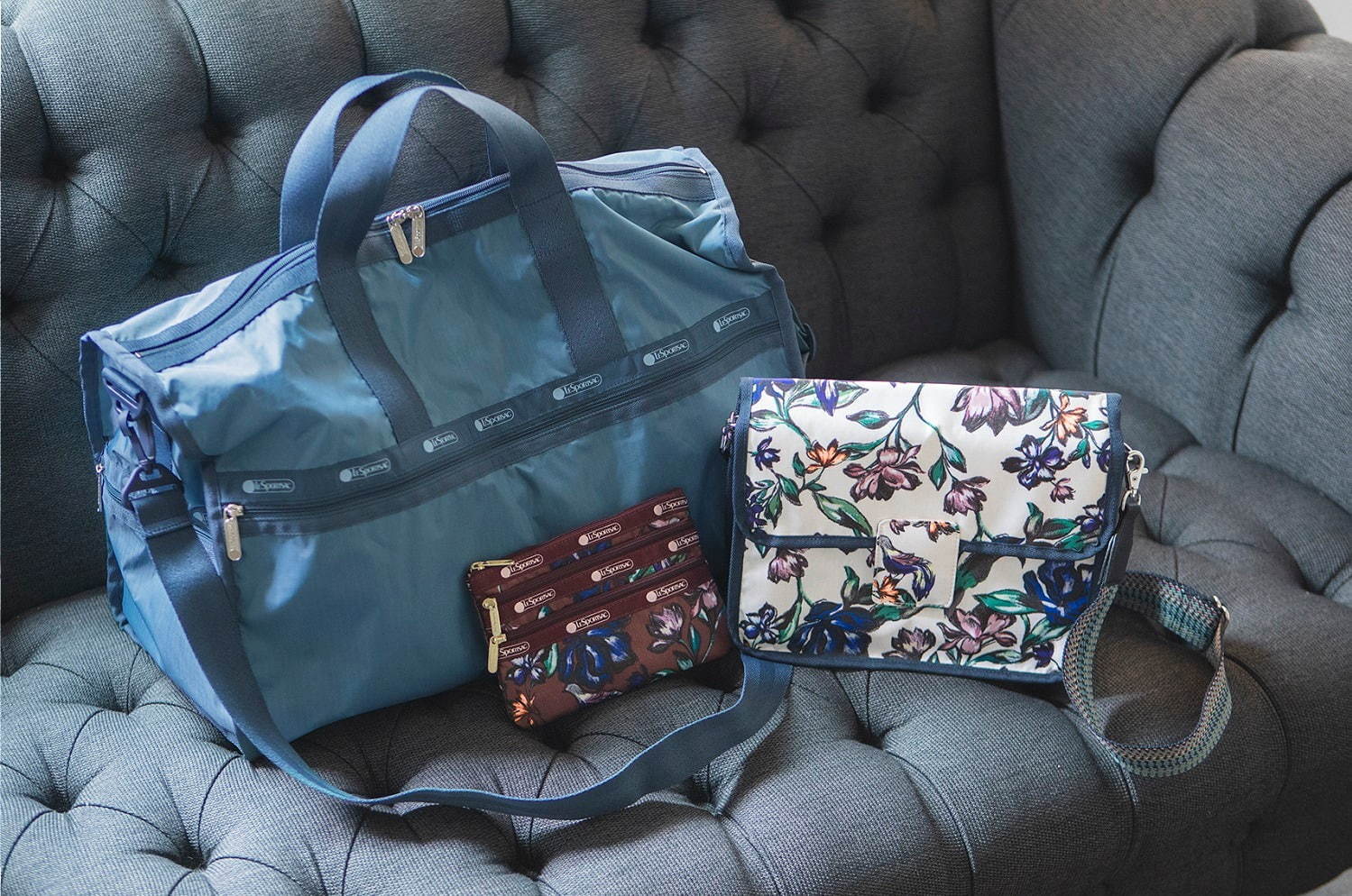 レスポートサックとスタイリスト大草直子コラボ“モダンな花柄”バッグや