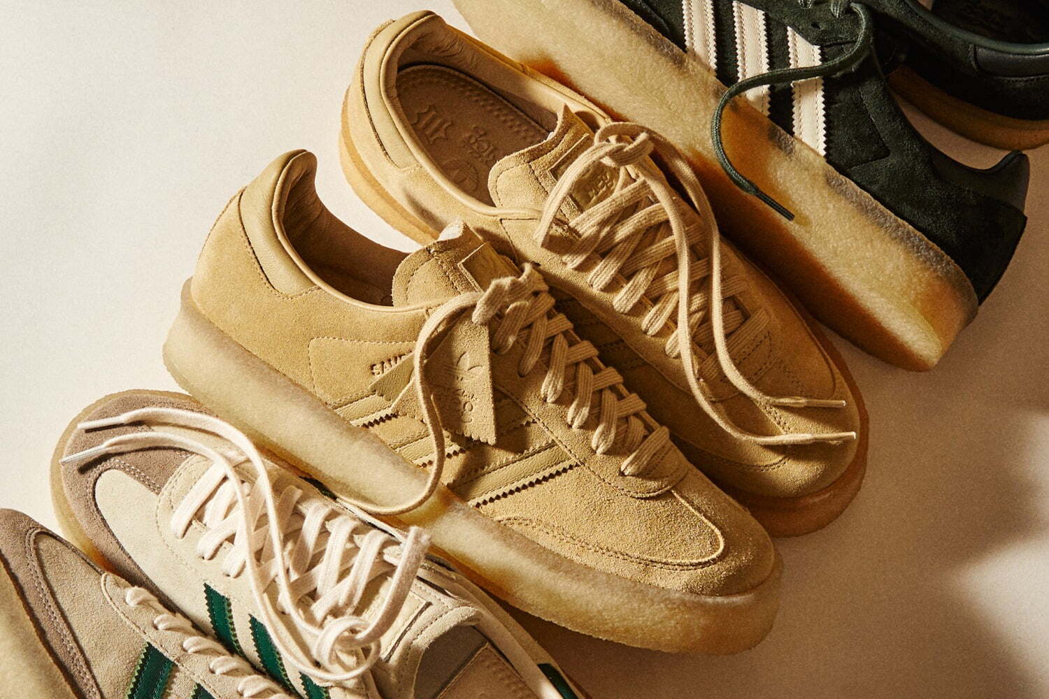 KITH×アディダス オリジナルス×クラークスのスニーカー、クレープ