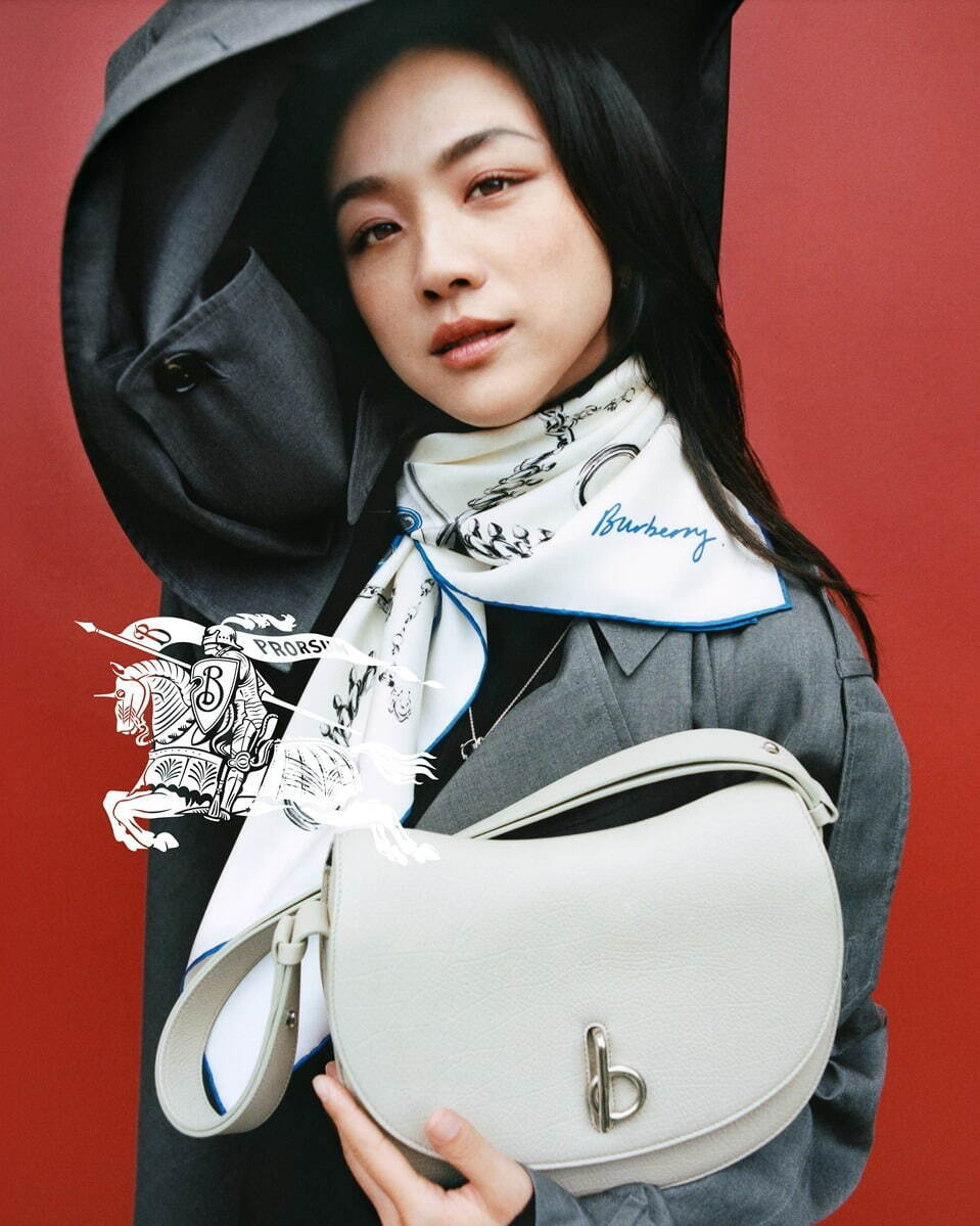 バーバリー「ロッキングホース」レザーバッグ、“揺り木馬”着想のカーブ