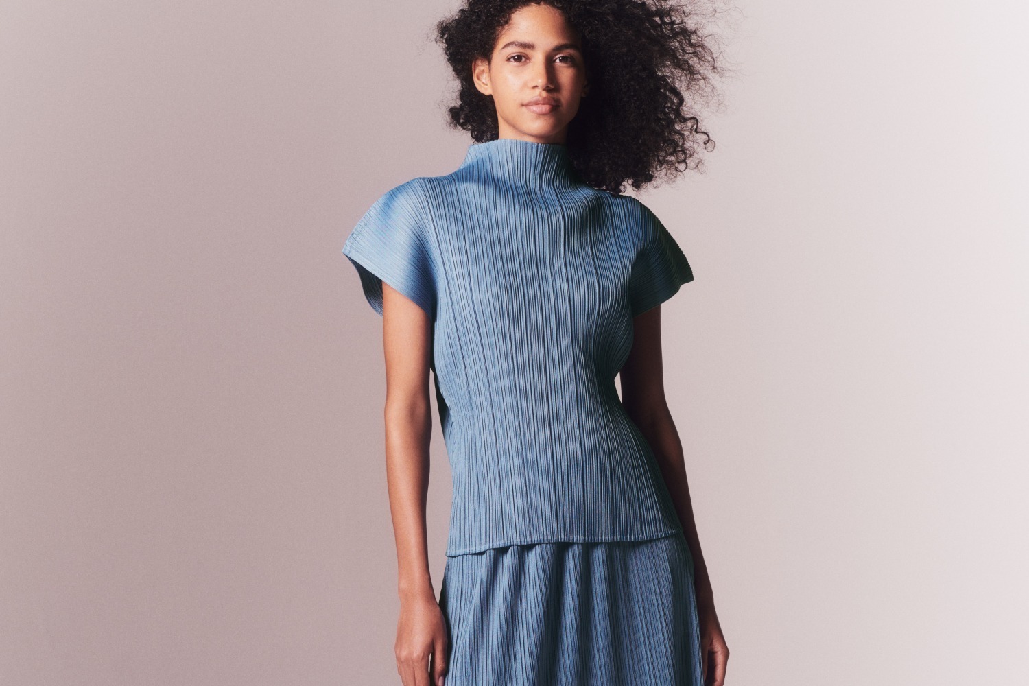 プリーツ プリーズ イッセイ ミヤケの“塩味”着想ウェア、ブルー