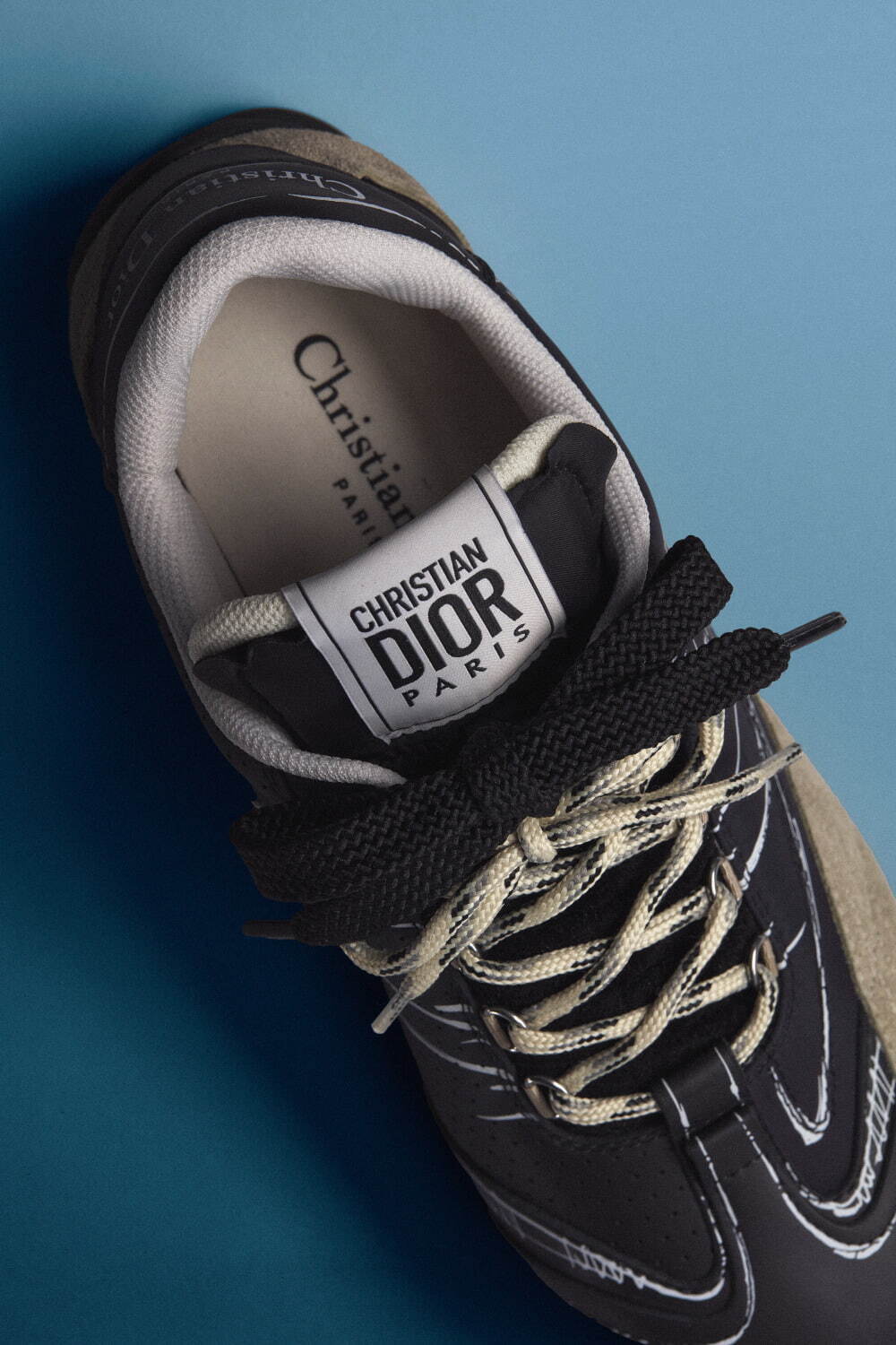 ディオールのウィメンズスニーカー「D-スケッチ」“スケッチ入り”異素材