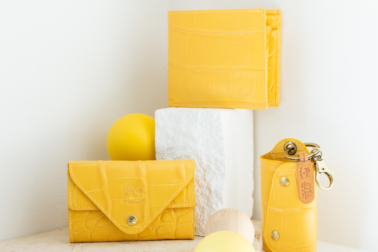 イル ビゾンテ“金運UP!?”イエロークロコ柄の革財布や封筒型カード