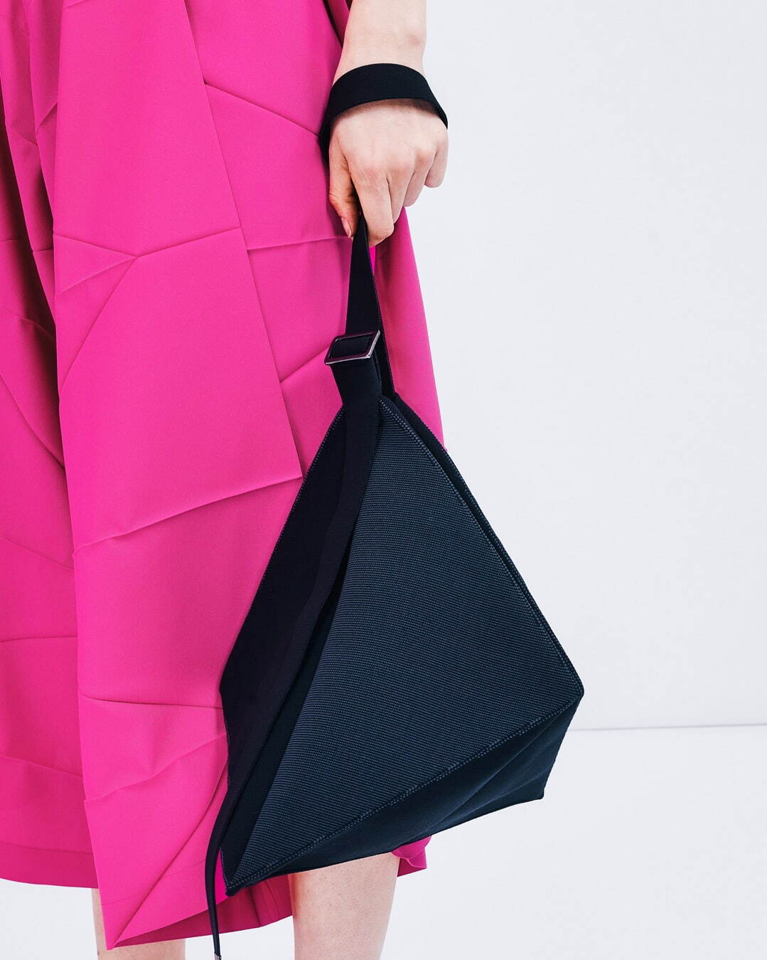 132 5. イッセイ ミヤケ、三角形を合わせた立体バッグ＆折り構造の