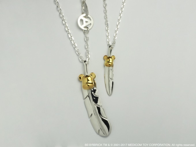 ジャムホームメイド×ベアブリックのフェザーネックレス - 時とともに