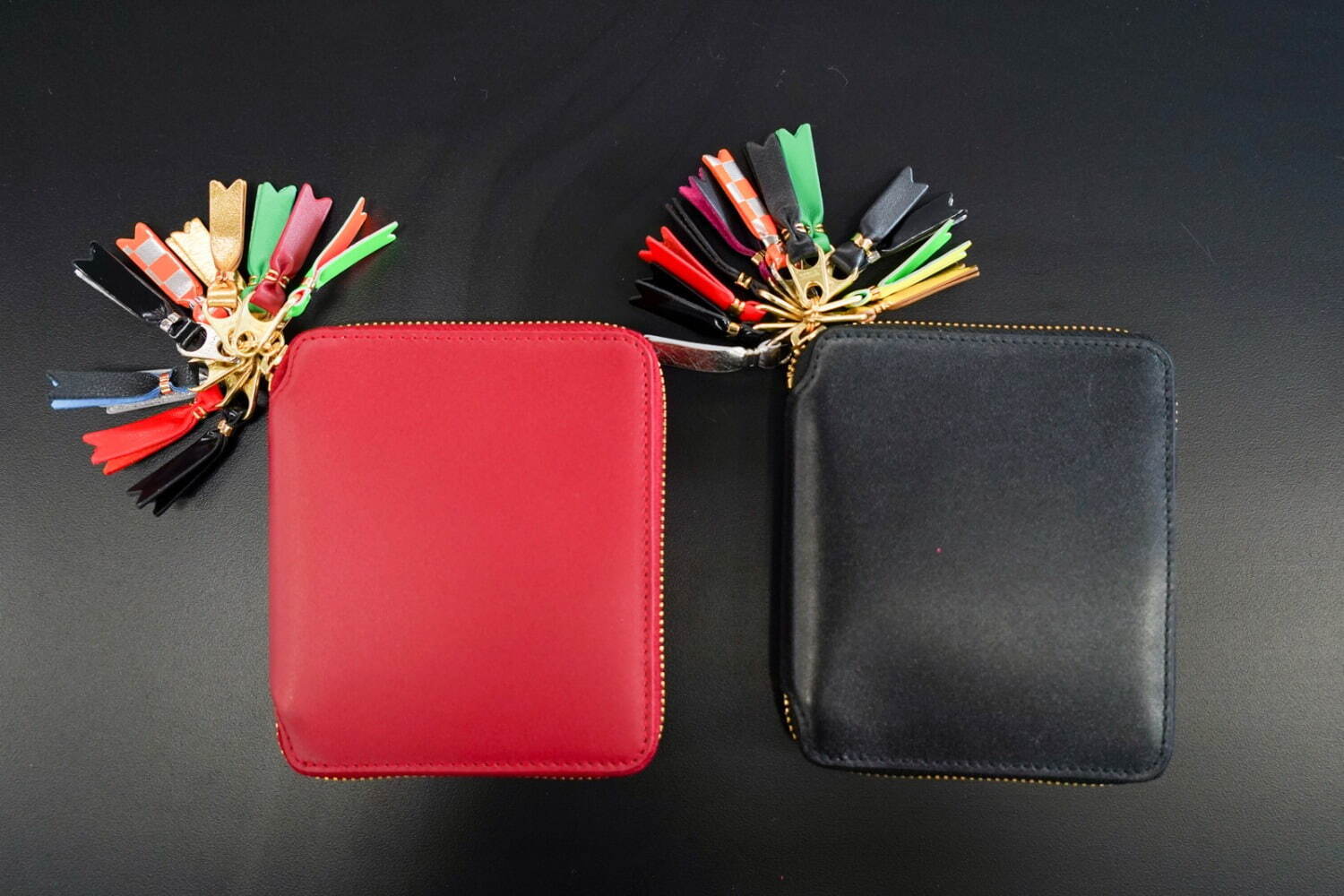 ウォレット・コム デ ギャルソンのクリスマス、“カラフルな引き手”が