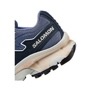 サロモンのスニーカー「XT-SLATE」ソフ限定カラー、“濃淡ネイビー”の