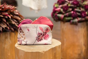 フルラ×ニコライ・バーグマン、フラワーアートが彩るバッグ