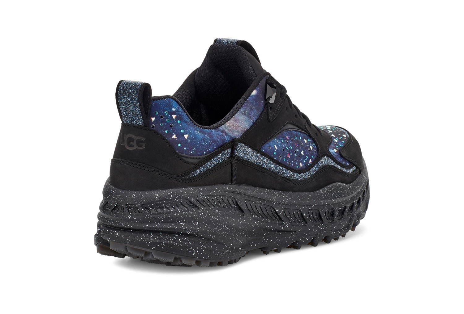 UGG“星空”柄の厚底スニーカー、輝くスワロフスキークリスタルを