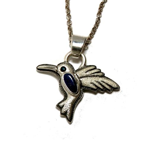 スー族のもとでジュエリー製作を続けてきた堀江純の作品