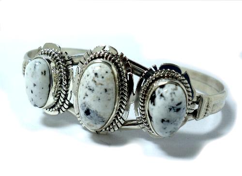 ホワイトバッファロー・バングル・ブレスレット・インディアンジュエリー