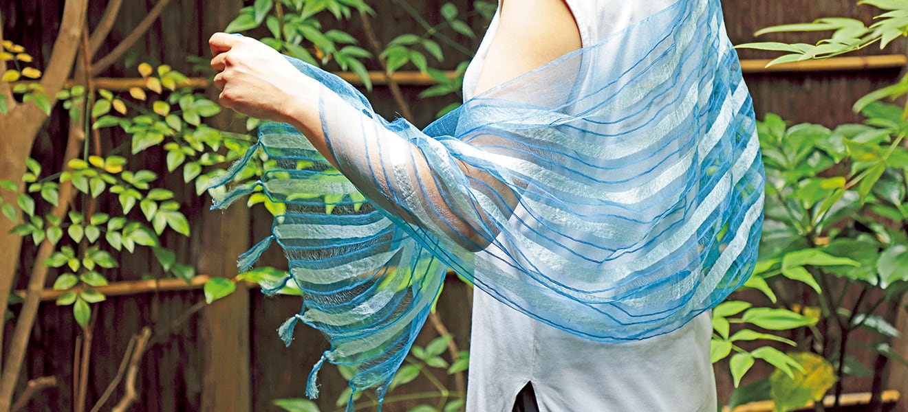 No.179 天然染料で染めた羽衣のように軽やかな絹のストール | 京阪