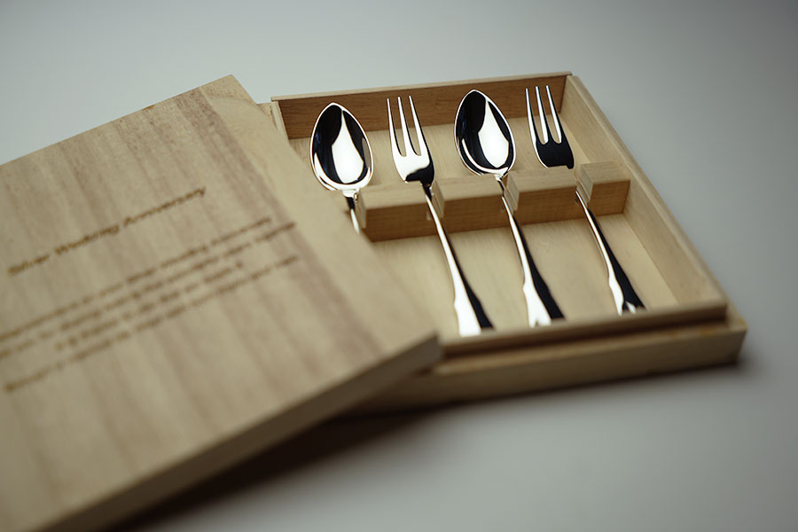 銀婚式プレゼントシルバースプーンフォークセット【桐箱刻印】