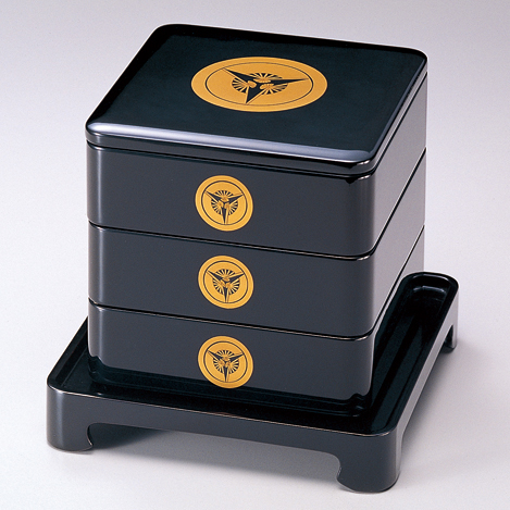 祝膳（家紋入） 台付65三段重 黒内朱 木製 漆塗り 12-15401 漆器の井助