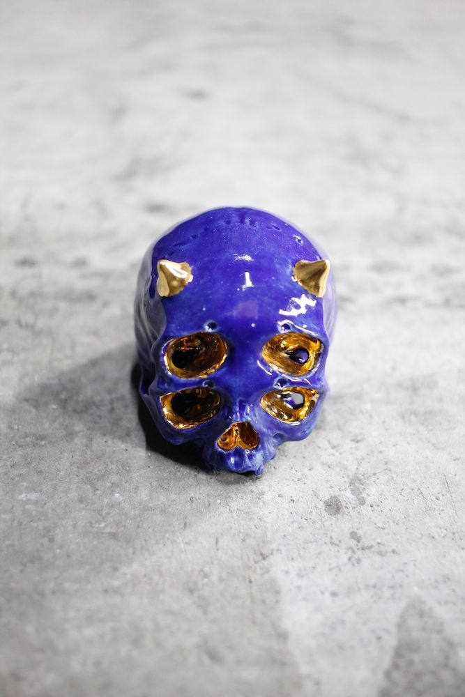 丸岡和吾 - 四つ目鬼髑髏ぐい呑 濃青×金 (桐箱付) | HAZE