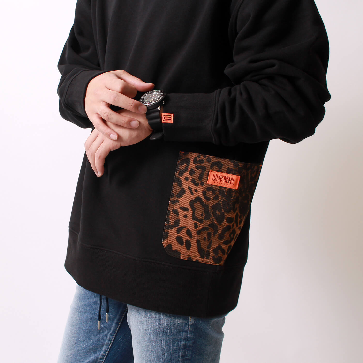 ここでしか手に入らないユニバーサルオーバーオール｜ロゴ・柄使いで秋