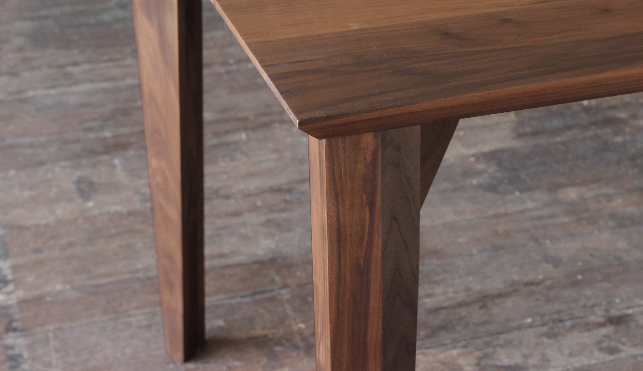 スタイリッシュな4本脚ダイニングテーブル｜SOLID大阪