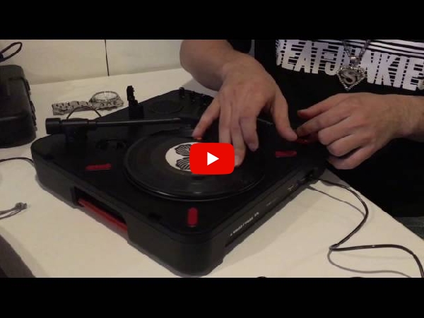 Numarkのポータブルターンテーブル、PT01SCRATCH SCRATCH RECORD SETの