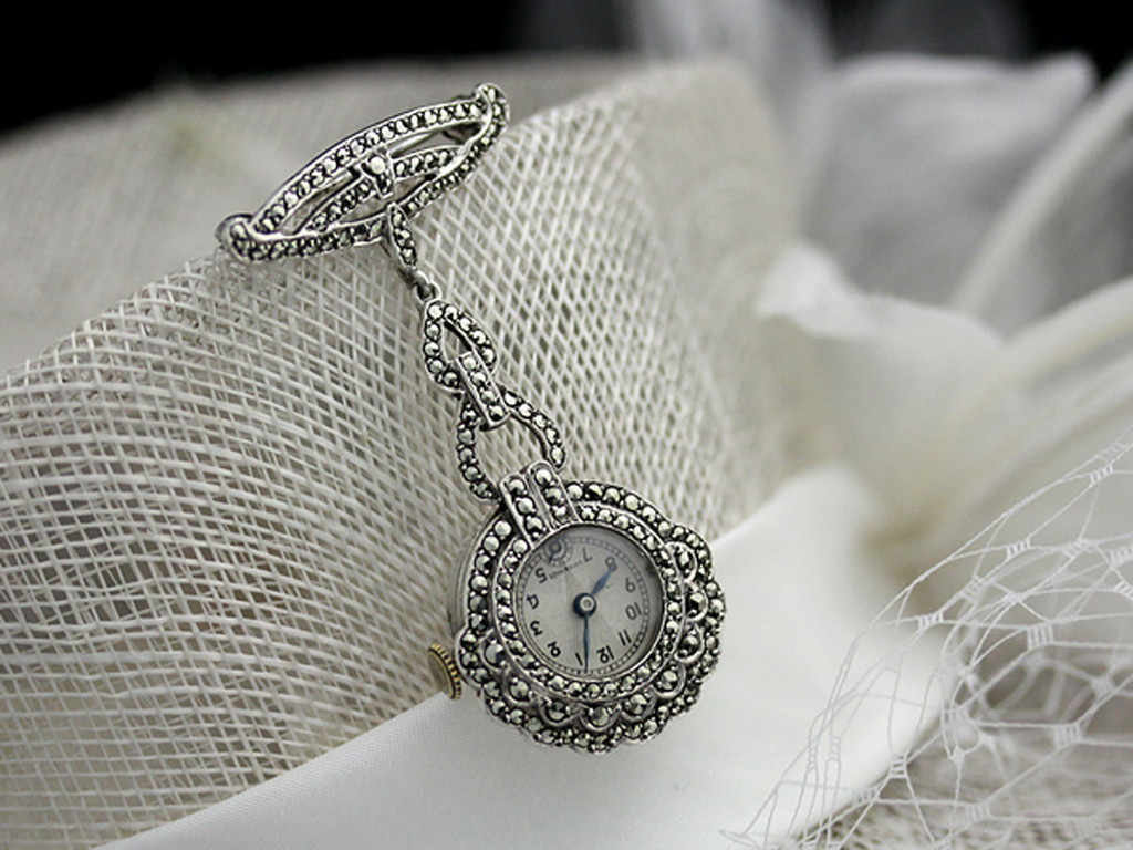 ブローチ型 銀無垢アンティーク宝飾時計 豪華な143石 【1938年頃】