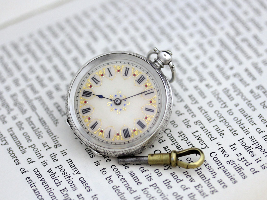 スイス製 鍵巻き式銀無垢アンティーク懐中時計 赤青金の3色模様