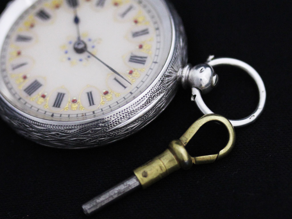 スイス製 鍵巻き式銀無垢アンティーク懐中時計 赤青金の3色模様