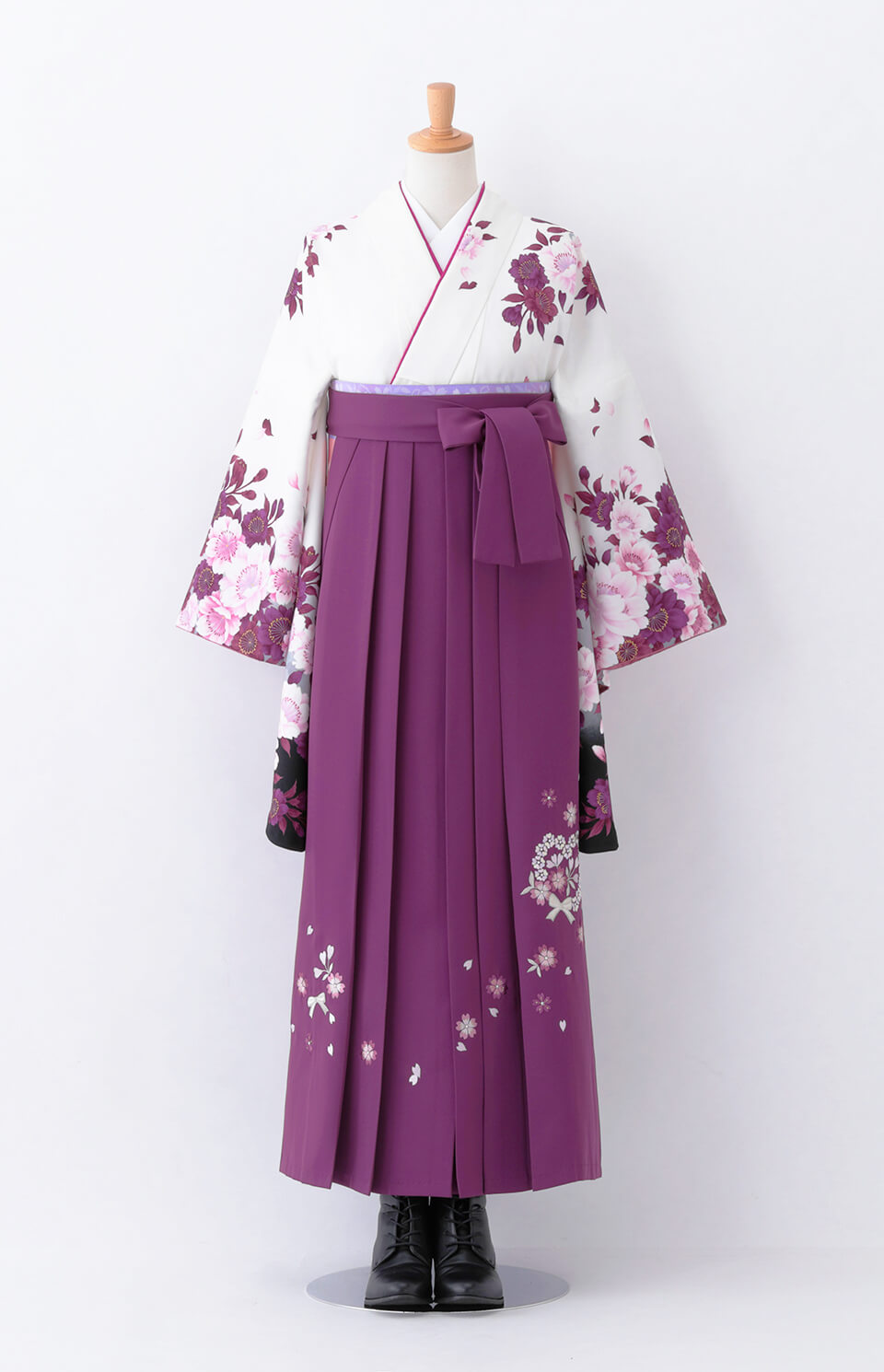 着物〉白色 ぼたんと花乙女柄着物 〈袴〉紫色 ハートリボン刺繍袴